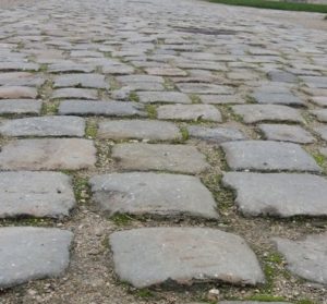 Backsteine in gross im Vordergrund, im HIntergrund sieht man die Wirtschaftsgebäude eines Schlosses