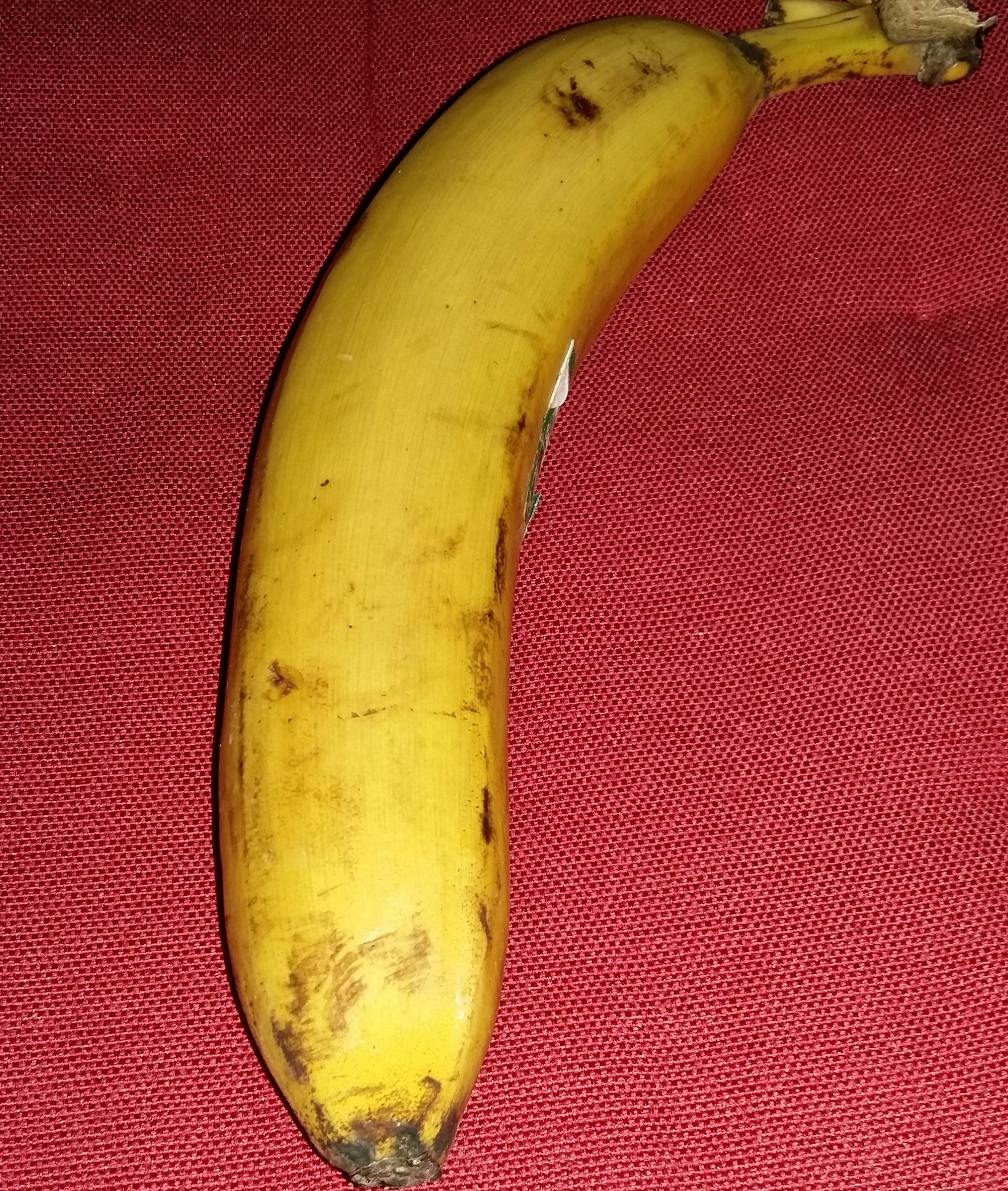 eine Banane auf rotem Grund