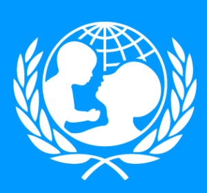 blauer Hintergrund mit weisser Aufschrift, Unicef-Logo mit Schrift und schematischem Bild eines Erwachsenenkopfes der ein Kind hält