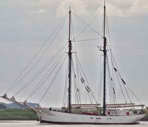ein Zweimaster Segelschiff
