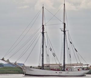 ein Zweimaster Segelschiff