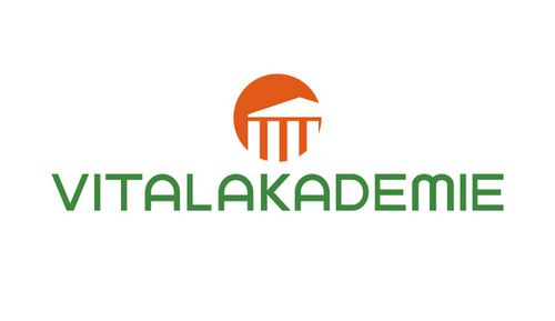 das Logo der Vitalakademie hat über der grünen Schrift in Blockbuchstaben ein oranges rundes Icon, in welchem Teile der Säulenhalle einer alten griechischen Akademie dargestellt sind