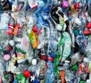 viele gepresste Plastikflaschen zusammengepresst angeordnet, fast wie ein buntes Bild