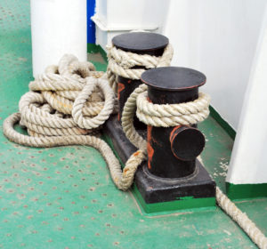 Schiffstaue oder Seile typisch aufgewickelt, wie nur auf einem Schiff üblich